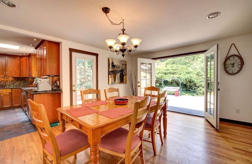 Sammamish House | Central Sammamish Home With Private Setting
