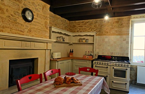 Sarlat-la-Caneda House | CENTRAL SARLAT. STONE VILLA IN LARGE GARDENS WITH PRIVATE POOL.