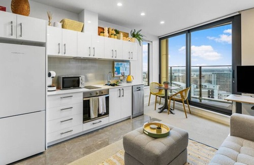 Grafton Apartment | Central Sensation w/ Amazing Views | WiFi Netflix