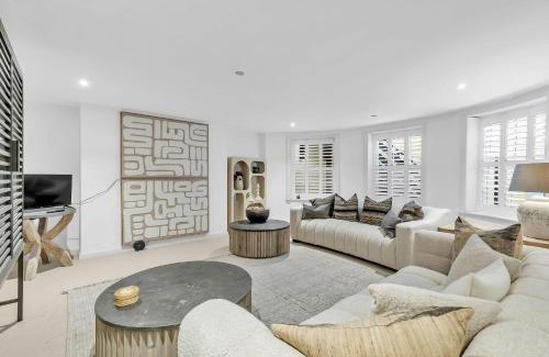 Worthing Apartment | Central Snug with Patio By My Getaways
