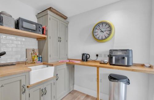 Worthing Apartment | Central Snug with Patio By My Getaways