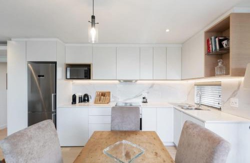 Rondebosch Apartment | Central Southern Suburbs Leafy Village Neighbourhood