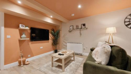Birmingham City Centre Apartment | Central Spacious Quirky Apartment in Birmingham with Free Wi-Fi, Parking