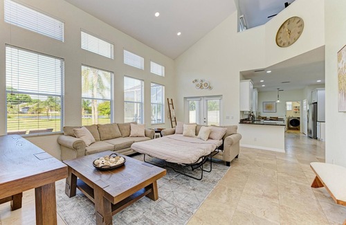 Trailer Estates House | Central Sprawl Pool+Spa!