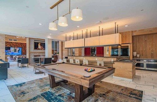 Orange Heights Apartment | Central Stay Apt |Gym, Pool, W/D, Parking, Sleep 5