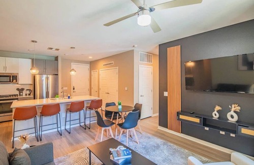 Orange Heights Apartment | Central Stay Apt |Gym, Pool, W/D, Parking, Sleep 5