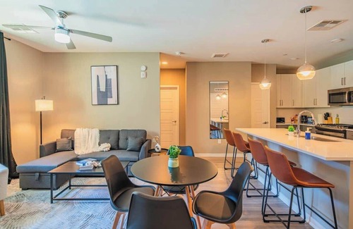 Orange Heights Apartment | Central Stay Apt |Gym, Pool, W/D, Parking, Sleep 5