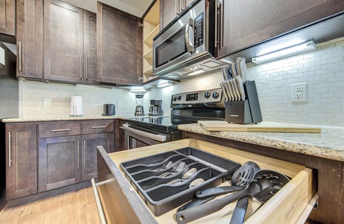 Texas Medical Center Apartment | Central Stay Minutes from NRG, Pets, Parking, Wifi