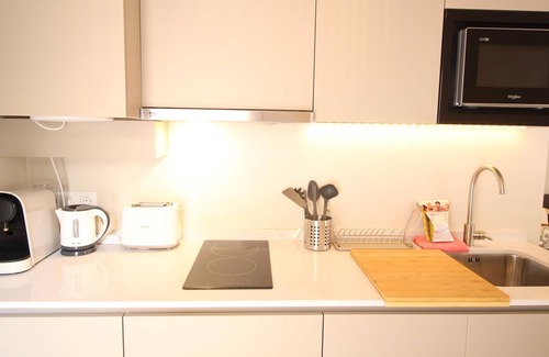 La Victoria Apartment | Central Studio in Malaga's Iconic District - Walk to Historical Sites
