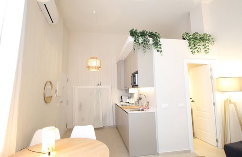 La Victoria Apartment | Central Studio in Malaga's Iconic District - Walk to Historical Sites