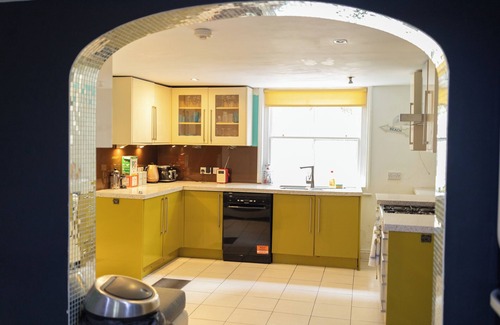 Brighton City Centre House | Central, stylish 4BRH, sleeps up to 20 people, couples to large groups welcome.
