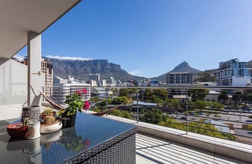 Victoria and Alfred Waterfront Apartment | Central Stylish Apartment with Magnificent View of Table Mountain