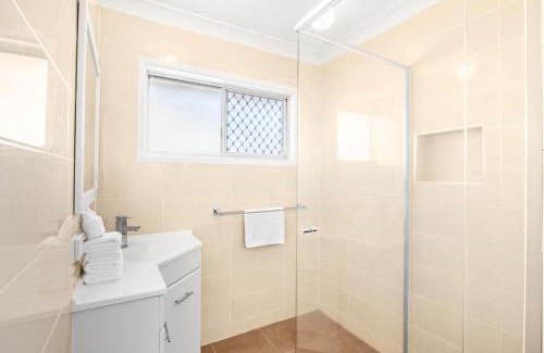 Sunnybank House | Central Sunnybank 4 Bedrooms Home, Family Friendly
