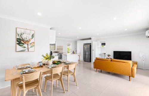 Sunnybank House | Central Sunnybank 4 Bedrooms Home, Family Friendly