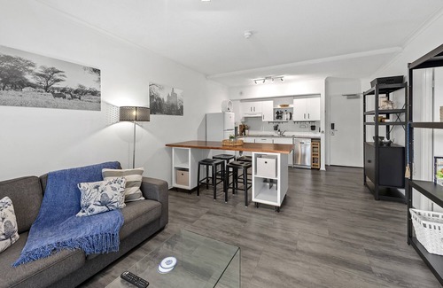 New Farm Apartment | Central to…everything! 1Bed/1Bath/1Car/CBD Views