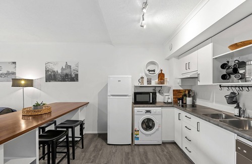 New Farm Apartment | Central to…everything! 1Bed/1Bath/1Car/CBD Views