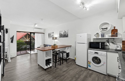 New Farm Apartment | Central to…everything! 1Bed/1Bath/1Car/CBD Views