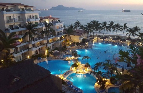 Salagua Condo | Central to Everything - Our 𝗣𝗲𝗻𝘁𝗵𝗼𝘂𝘀𝗲 𝗦𝘂𝗶𝘁𝗲 has an amazing view