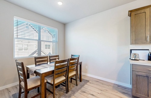 Troutdale House | Central townhome walkable to Edgefield with chef's kitchen, balcony, & fireplace