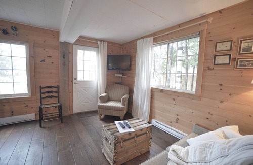 Mont-Tremblant Cottage | Central Tremblant Waterfront Cabin. Speedy work from home WiFi & cell reception