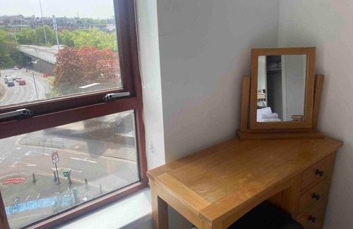 Kelvinbridge Apartment | Central/West End 1 Bed Apartment - Private carpark