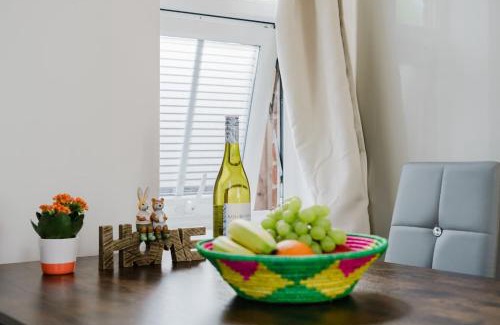 Woking Apartment | Central Woking Retreat - Two-bed flat with parking