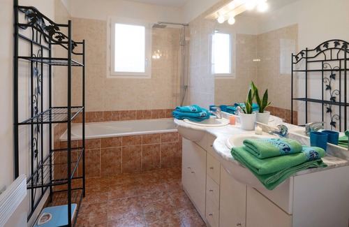 Golfech House | Centrala - Three Bedroom House, Sleeps 6