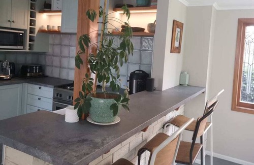 Lynmore House | Centrally heated character home and studio walking distance to Redwoods. Lynmore