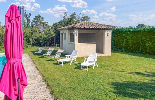 Caumont-sur-Durance House | Centrally located to many excursion destinations, this beautiful holiday home welcomes you.