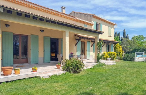 Caumont-sur-Durance House | Centrally located to many excursion destinations, this beautiful holiday home welcomes you.