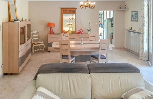 Caumont-sur-Durance House | Centrally located to many excursion destinations, this beautiful holiday home welcomes you.
