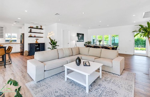 Victoria Park House | Centrally Located | Heated pool | Lush Tropical Surrounding | Oasis Key | RESlDENCES