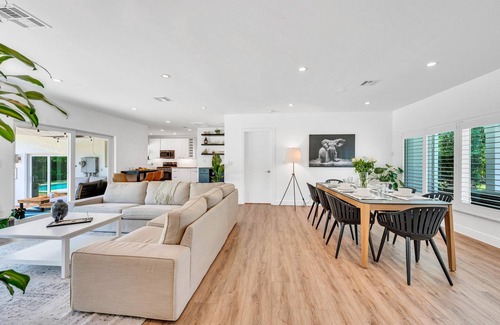 Victoria Park House | Centrally Located | Heated pool | Lush Tropical Surrounding | Oasis Key | RESlDENCES