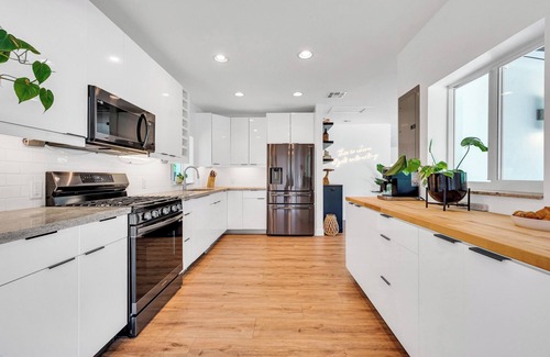 Victoria Park House | Centrally Located | Heated pool | Lush Tropical Surrounding | Oasis Key | RESlDENCES