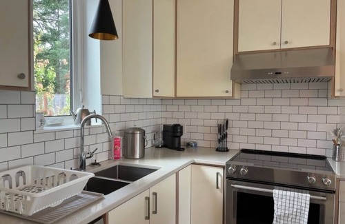 Saanich West Apartment | Centrally Located 2-Bedroom Suite in Strawberry Vale