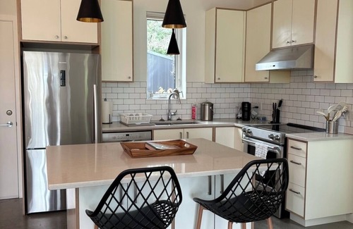 Saanich West Apartment | Centrally Located 2-Bedroom Suite in Strawberry Vale