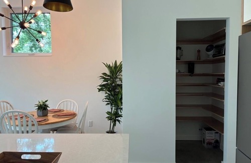 Saanich West Apartment | Centrally Located 2-Bedroom Suite in Strawberry Vale