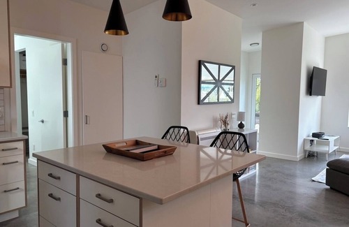 Saanich West Apartment | Centrally Located 2-Bedroom Suite in Strawberry Vale