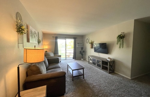 Bloomington Apartment | Centrally Located 2 Bedroom Apartment