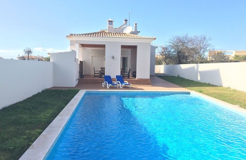 Figueiral Villa | Centrally located 3 bedroom villa with pool close to the beaches