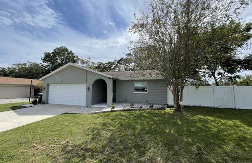 Clearwater House | Centrally Located 3-Bedroom Oasis: 20 Mins to Beach and City Life