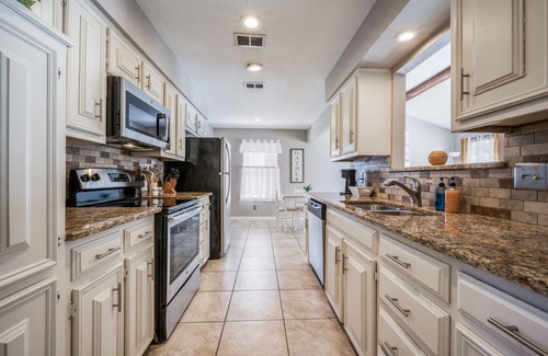 Denton House | Centrally Located 3BR 2BA - !