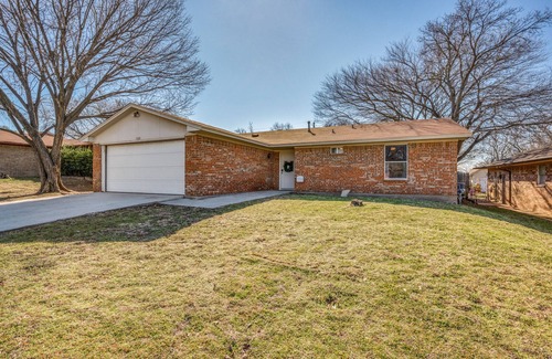 Denton House | Centrally Located 3BR 2BA - !