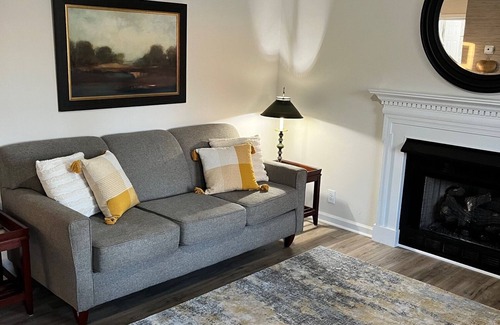 Gallatin House | CENTRALLY LOCATED - 4 bedroom- Hancock House - Pet Friendly. 1 gig internet.