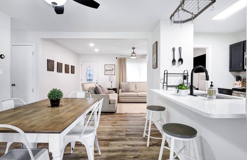 Vance Jackson House | Centrally Located! 5-15 minute commute to most key areas!