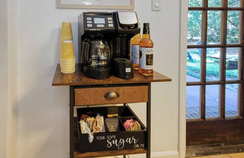 Tallahassee House | Centrally Located 6BD Home - BBQ - 5 Mins to FSU