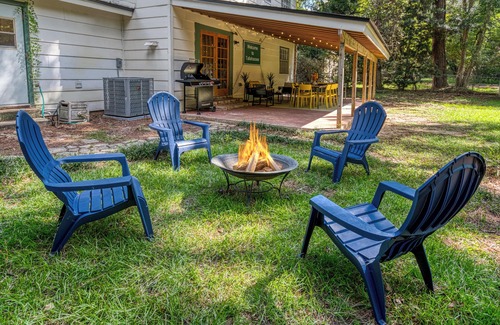 Tallahassee House | Centrally Located 6BD Home - BBQ - 5 Mins to FSU