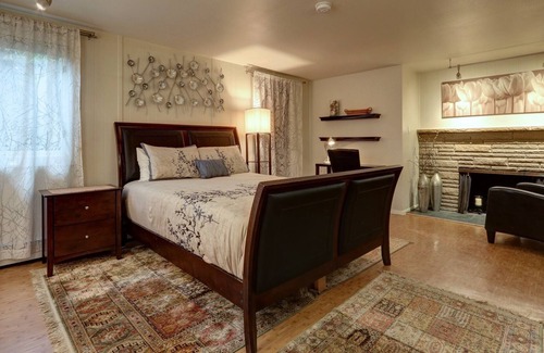 North Star House | Centrally located and newly remodeled retreat