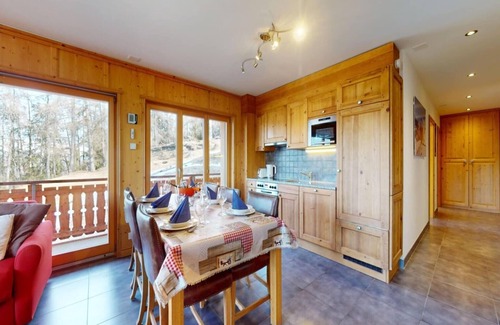 Salins Apartment | Centrally-located apartment for 6