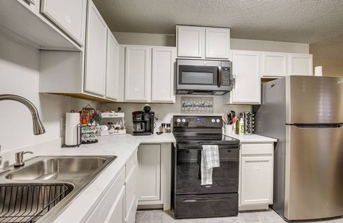 Twain Apartment | Centrally Located Apt ~ 2 Mi to University of Iowa
